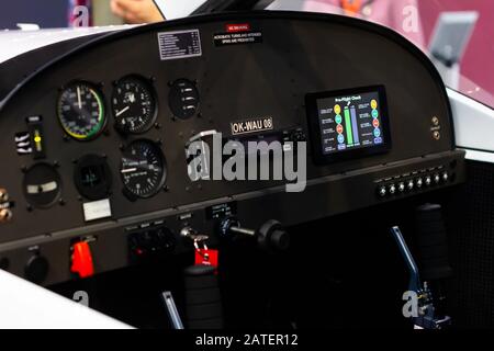 Cabina di pilotaggio di un piccolo aereo elettrico ok-wau 08, Praga, Cechia, novembre 2019 Foto Stock