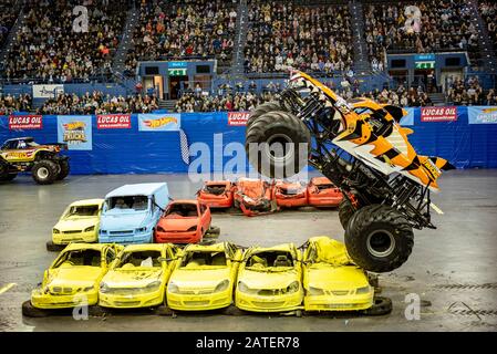 Birmingham, Regno Unito. 01st febbraio 2020. Spettacolare spettacolo dal vivo con alcuni dei più grandi piloti Monster Truck, tra cui l'iconico Bigfoot, che esibiscono acrobazie alla Birmingham Arena durante il tour Hot Wheels Monster Trucks Liver. Credito: Gary Mather/Alamy Live News Foto Stock