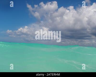 Increspature del mare caraibico e cielo nuvoloso all'orizzonte, il concetto di spazio infinito Foto Stock