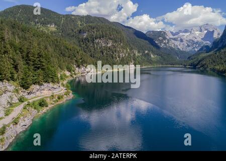 Veduta aerea da Gosausee, Lago Gosau con catena montuosa Dachstein, Gosau, Austria superiore, Austria Foto Stock