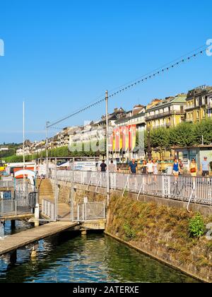 Bandiere svizzere e bandiere cantonali di Ginevra sul lago di Ginevra Foto Stock