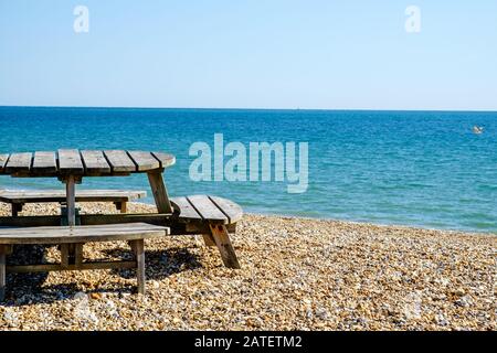 Bella spiaggia, Bunn Leisure protezione costiera, Selsey, West Sussex, Inghilterra, tavolo da picnic sulla sinistra, guardando a sud verso Bracklesham Bay. Foto Stock