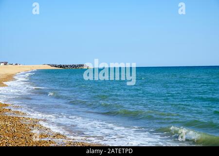 Bella spiaggia, Bunn Leisure protezione costiera, Selsey, West Sussex, Inghilterra, pietra frangiflutti sulla sinistra, guardando verso Bracklesham Bay. Foto Stock