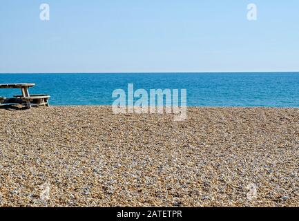 Bella spiaggia, Bunn Leisure protezione costiera, Selsey, West Sussex, Inghilterra, tavolo da picnic sulla sinistra, guardando a sud verso Bracklesham Bay. Foto Stock