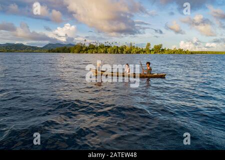 Veduta aerea delle Isole Russel con bambini in canoa, Isole Russel, Isole Salomone, Mare di Salomone Foto Stock