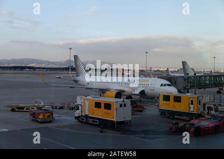 Barcellona, Spagna - 29 dicembre 2019: L'aereo Vueling è pronto per il decollo all'aeroporto El Prat di Barcellona Foto Stock