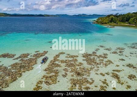 Veduta aerea Del Passaggio di Tinnie e Goccia a Ghavutu Wharf, Ghavutu Island, Florida Islands e sub in barca, Solomon Islands, Solomon Sea Foto Stock