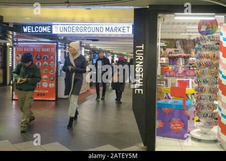 TurnStyle mercato sotterraneo a Columbus Circle, New York City, Stati Uniti d'America Foto Stock