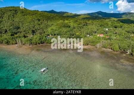 Veduta aerea di Outrigger canos con foresta di mangrovie, Isola Romblon, Filippine, Mare delle Filippine, Pacifico Foto Stock