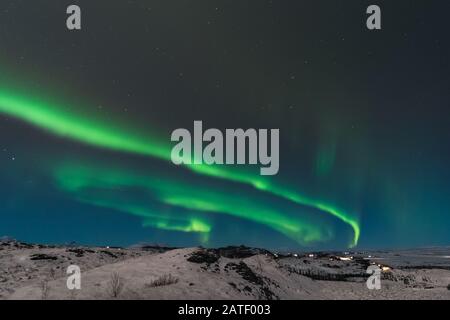 Una bella aurora boreale chiamata anche Aurora borealis sopra l'Islanda. L'inverno in Scandinavia è molto magico e porta molti turisti da Foto Stock