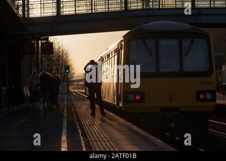 Guardia / conduttore di un treno di Arriva Nord classe 144 pacer chiudere le porte prima di partire dalla stazione ferroviaria di Meadowhall Foto Stock