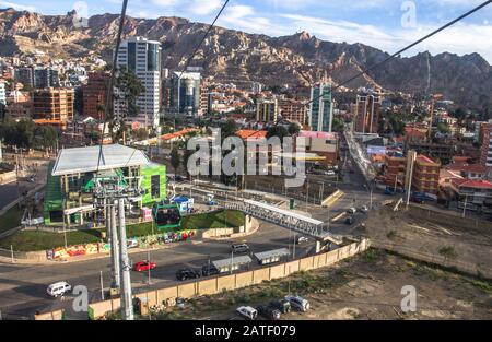 Funivia a la Paz, Bolivia veduta aerea di la Paz in giornata di sole Foto Stock