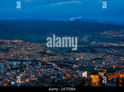 Vista sul centro della città di La Paz in Bolivia durante la notte. Sul lato sinistro della Cattedrale metropolitana su Murillo quadrato può essere visto. Foto Stock