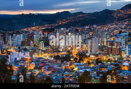 Vista sul centro della città di La Paz in Bolivia durante la notte. Sul lato sinistro della Cattedrale metropolitana su Murillo quadrato può essere visto. Foto Stock