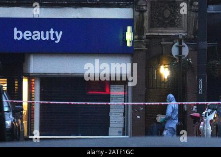 Poliziotti forensi sulla scena in Streatham High Road, Londra meridionale dopo che un uomo è stato ucciso da ufficiali armati, con la polizia che dichiara l'incidente come terrorista collegato. Foto Stock