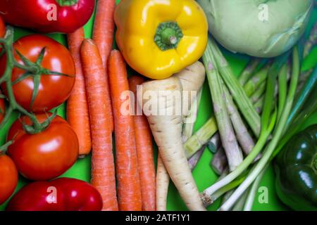 Colorful vegan spettro alimentare sfondo. Verdure biologiche e Fresche. Arte del cibo arcobaleno. Foto Stock