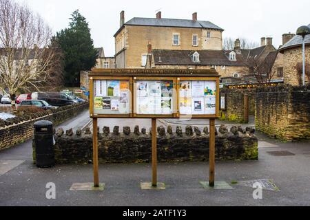 Una bacheca informativa della comunità nella città di Frome Somerset con volantini e poster per eventi e gruppi Foto Stock