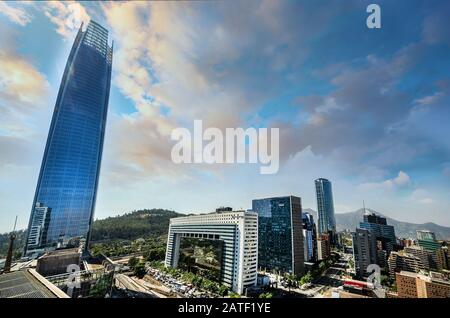 Santiago, CILE, 15 GENNAIO 2016 - Centro della città di Santiago - Cile, centro business del paesaggio diurno di Santiago Foto Stock