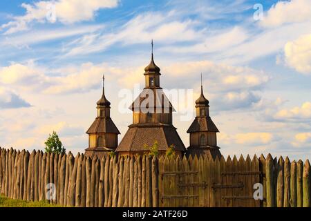 Bella vecchia chiesa in legno vintage il giorno di Pasqua, recinto in legno e porte. Chiesa cristiana ortodossa di Zaporizhzhya Cossacks sul Khortytsya nel Foto Stock