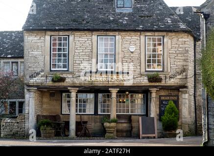 Bisley, un piccolo villaggio del Gloucestershire nel sud dei Cotswolds, il Bear Inn come visto nella produzione della BBC del Cavallo di Palale Foto Stock