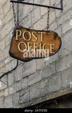 Bisley, un piccolo villaggio del Gloucestershire nel sud del Cotswolds, il segno dell'ufficio postale Foto Stock