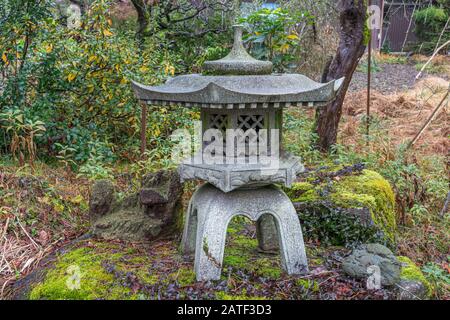 Lanterna di pietra a Hiyo Moss Garden nella foresta di sapienza, Ishikawa Prefettura, Giappone. Foto Stock