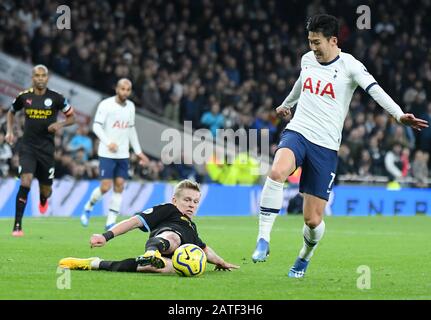 Londra, INGHILTERRA - 2 FEBBRAIO 2020: Oleksandr Zinchenko of City e Heung-min Son of Tottenham nella foto durante il gioco della Premier League 2019/20 tra il Tottenham Hotspur FC e il Manchester City FC al Tottenham Hotspur Stadium. Foto Stock