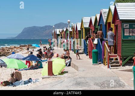 St James, Città Del Capo, Sudafrica. Dicembre 2019. Le colorate capanne sulla spiaggia e la spiaggia di St James vicino a Città del Capo Foto Stock