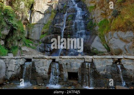 Splendida vista sul tramonto della cascata di Huanano nel quartiere di San Jerónimo de Surco. Lima-Perù Foto Stock