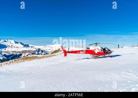 Grindelwald, SVIZZERA - 12 GENNAIO 2020: Elicottero HB-ZNQ dal servizio di salvataggio aereo svizzero sul monte Mannlichen nella località sciistica di Grindelwald. Foto Stock