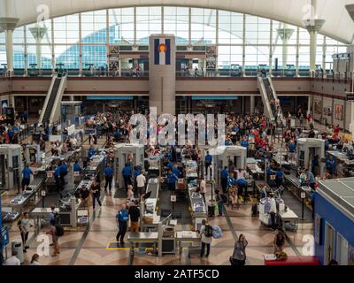 Una grande linea di viaggiatori ha fatto il backup al checkpoint di sicurezza all'Aeroporto Internazionale di Denver Foto Stock