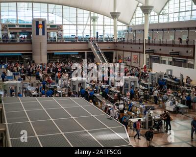 I viaggiatori che si trovano in coda lunga al punto di controllo di sicurezza TSA all'Aeroporto Internazionale di Denver Foto Stock