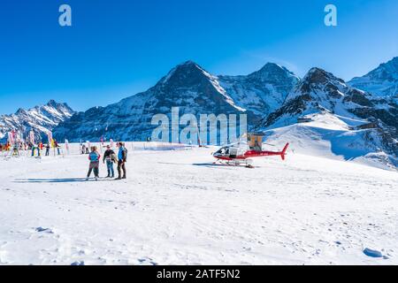 Grindelwald, SVIZZERA - 12 GENNAIO 2020: Elicottero HB-ZNQ dal servizio di salvataggio aereo svizzero sul monte Mannlichen nella località sciistica di Grindelwald. Foto Stock