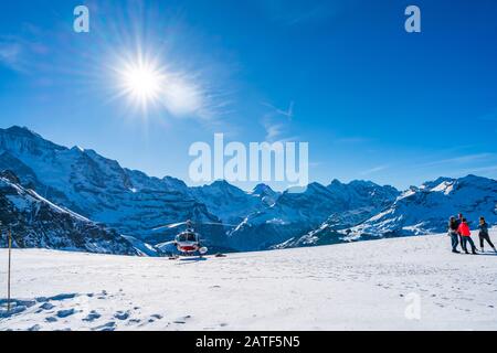 Grindelwald, SVIZZERA - 12 GENNAIO 2020: Elicottero HB-ZNQ dal servizio di salvataggio aereo svizzero sul monte Mannlichen nella località sciistica di Grindelwald. Foto Stock