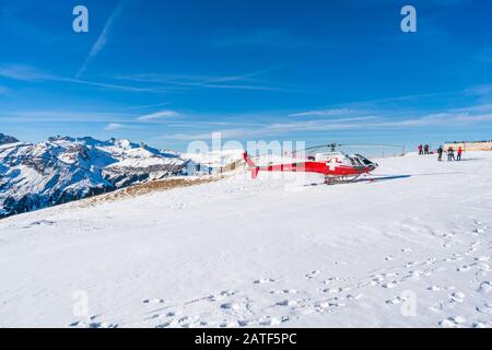 Grindelwald, SVIZZERA - 12 GENNAIO 2020: Elicottero HB-ZNQ dal servizio di salvataggio aereo svizzero sul monte Mannlichen nella località sciistica di Grindelwald. Foto Stock