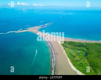Veduta aerea: Balena fin spiaggia, Uvita, Costa Rica Foto Stock