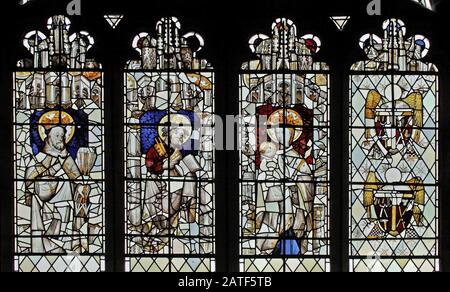 15th Secolo vetrate raffiguranti Ss Edmund, e Pietro, e la Santa Madre e Bambino; East Window, Tong, Shropshire Foto Stock