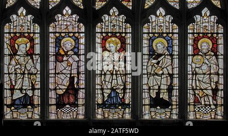 Un vetro Colorato dei Kempe Studios raffigurante santi e la Santa Madre e Bambino, Collegiata di San Bartolomeo, Tong, Shropshire Foto Stock