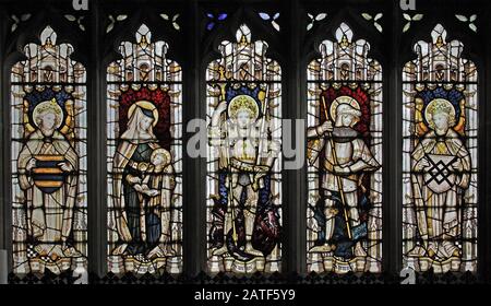 Una vetrata di C e Kempe & Co. Raffigurante Santi e Angeli, Chiesa di San Bartolomeo, Tong, Shropshire Foto Stock