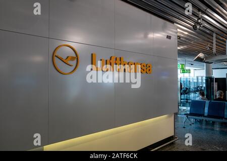 Logo Deutsche Lufthansa AG nel terminal dell'aeroporto Foto Stock