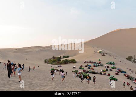 Huacachina, Ica. 30 novembre 2019 - una vista della quantità di turismo e attività disponibili quando si visita l'oasi di Huacachina in Ica-Peru. Foto Stock