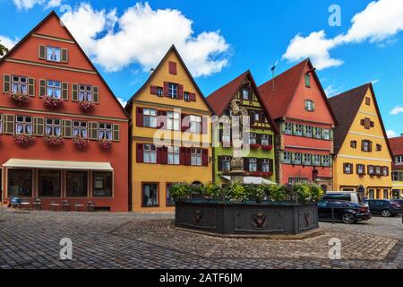 Vista sulla piazza Ledermarkt con la sua famosa fontana Lowenbrunnen - Dinkelsbuhl, Germania Foto Stock