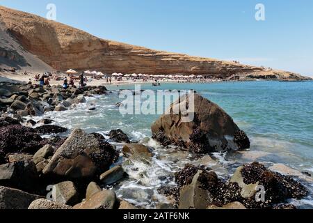 Paracas, Ica. 01 dicembre 2019 - Playa la Mina, gruppo di bagnanti durante il giorno della spiaggia in estate divertirsi. Ica-Perù Foto Stock