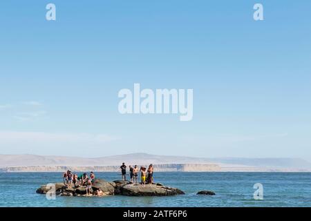 Paracas, Ica. 01 dicembre 2019 - Playa la Mina, gruppo di bagnanti durante il giorno della spiaggia in estate divertirsi. Ica-Perù Foto Stock