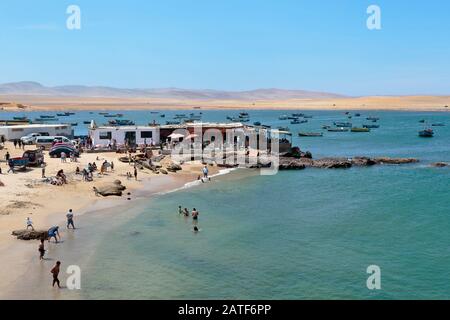 Paracas, Ica. 01 dicembre 2019 - Playa Lagunillas, gruppo di bagnanti durante la giornata in spiaggia in estate divertirsi. Ica-Perù Foto Stock