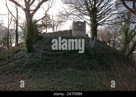 Castello di Aberlleiniog sull'isola di Anglesey era originariamente una fortezza di motte e bailey costruita dai Normanni. Foto Stock