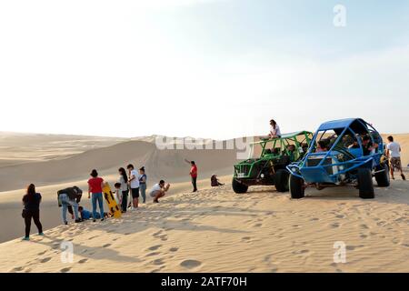 Huacachina, Ica. 30 novembre 2019 - una vista della quantità di turismo e attività disponibili quando si visita l'oasi di Huacachina in Ica-Peru. Foto Stock