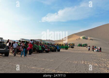 Huacachina, Ica. 30 novembre 2019 - una vista della quantità di turismo e attività disponibili quando si visita l'oasi di Huacachina in Ica-Peru. Foto Stock
