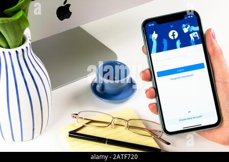 Helsinki, Finlandia, 30 gennaio 2020: Icona dell'applicazione Facebook sullo schermo dello smartphone Apple iPhone 11 primo piano nelle mani della donna. Icona dell'app Facebook. Socia Foto Stock