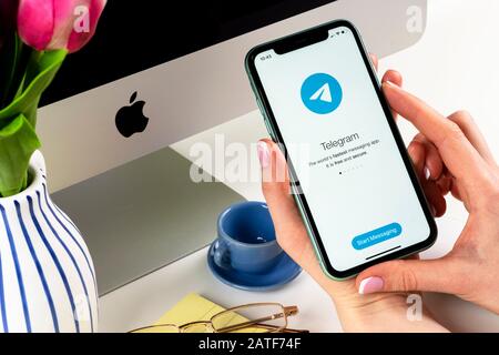 Helsinki, Finlandia, 30 gennaio 2020: Icona dell'applicazione telegramma sullo schermo di Apple iPhone 11 primo piano nelle mani della donna. Icona app telegramma. Il telegramma è attivo Foto Stock